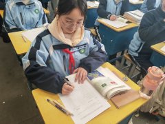 <strong>乙则着沉提出：“打饭速度可否快点</strong> 